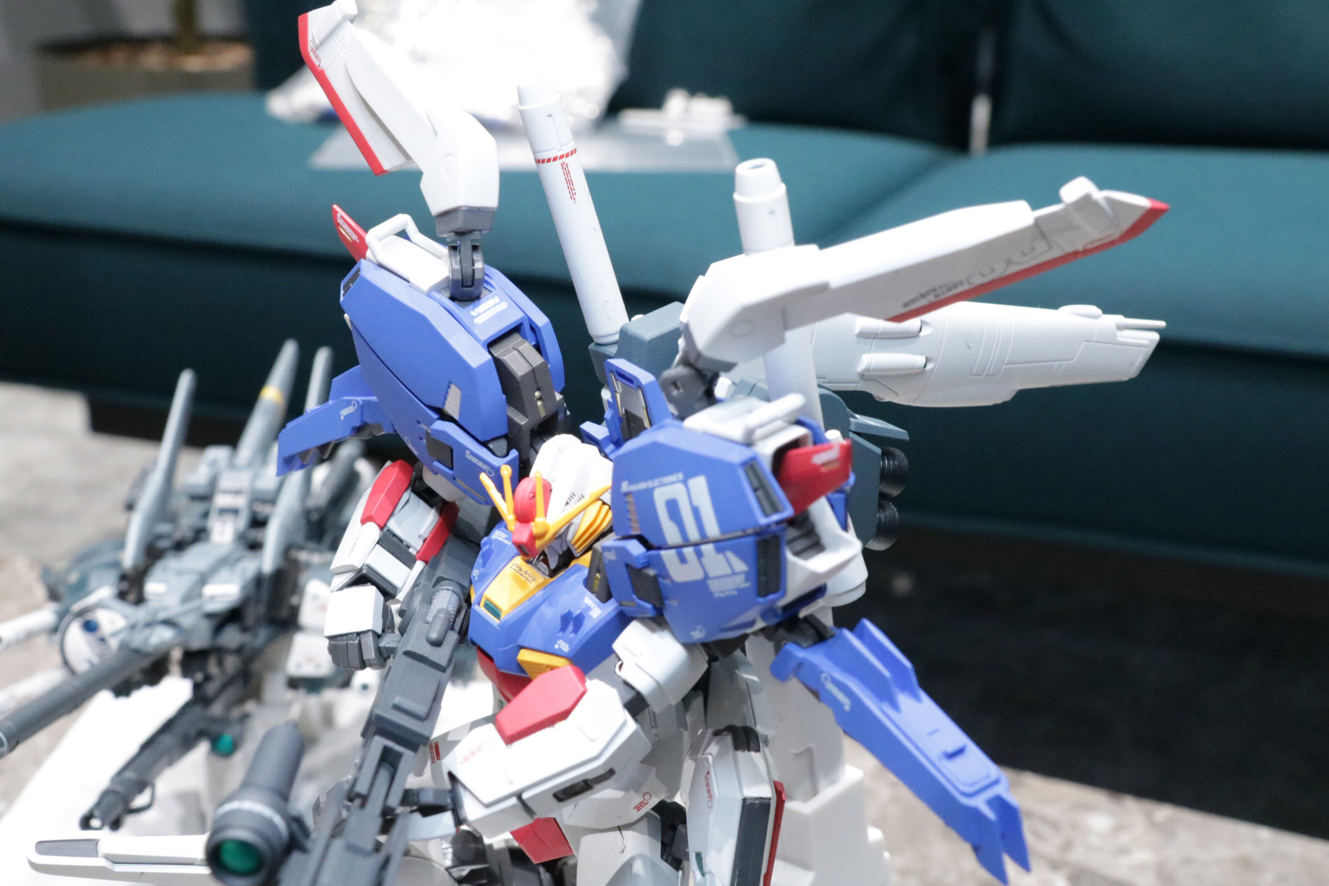 肩のスタビレーター、肩アーマーの内部なども作り込まれている