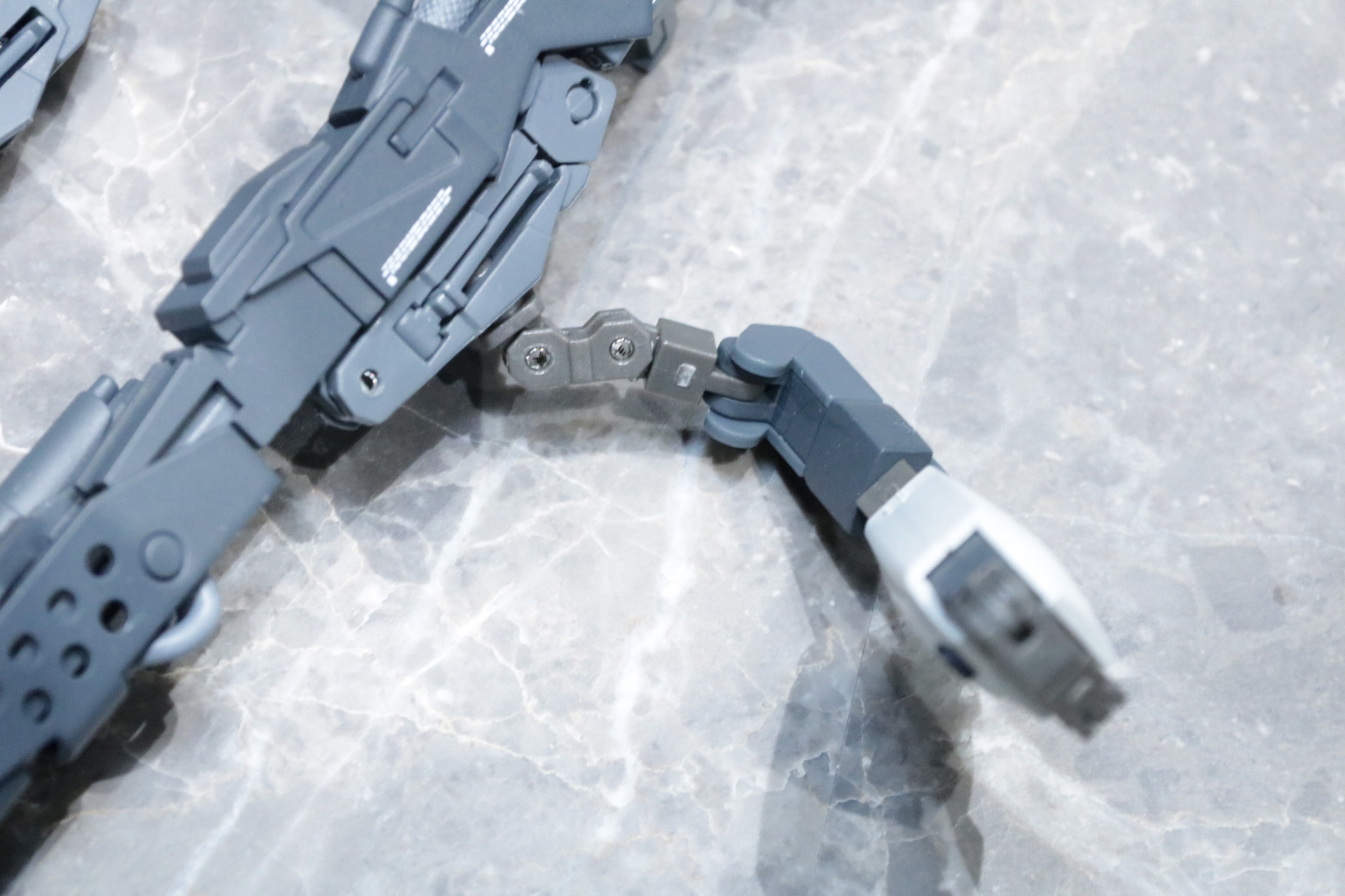 エネルギー供給用サポート・ユニットは銃身下部と「Sガンダム」本体の腰に接続することができる