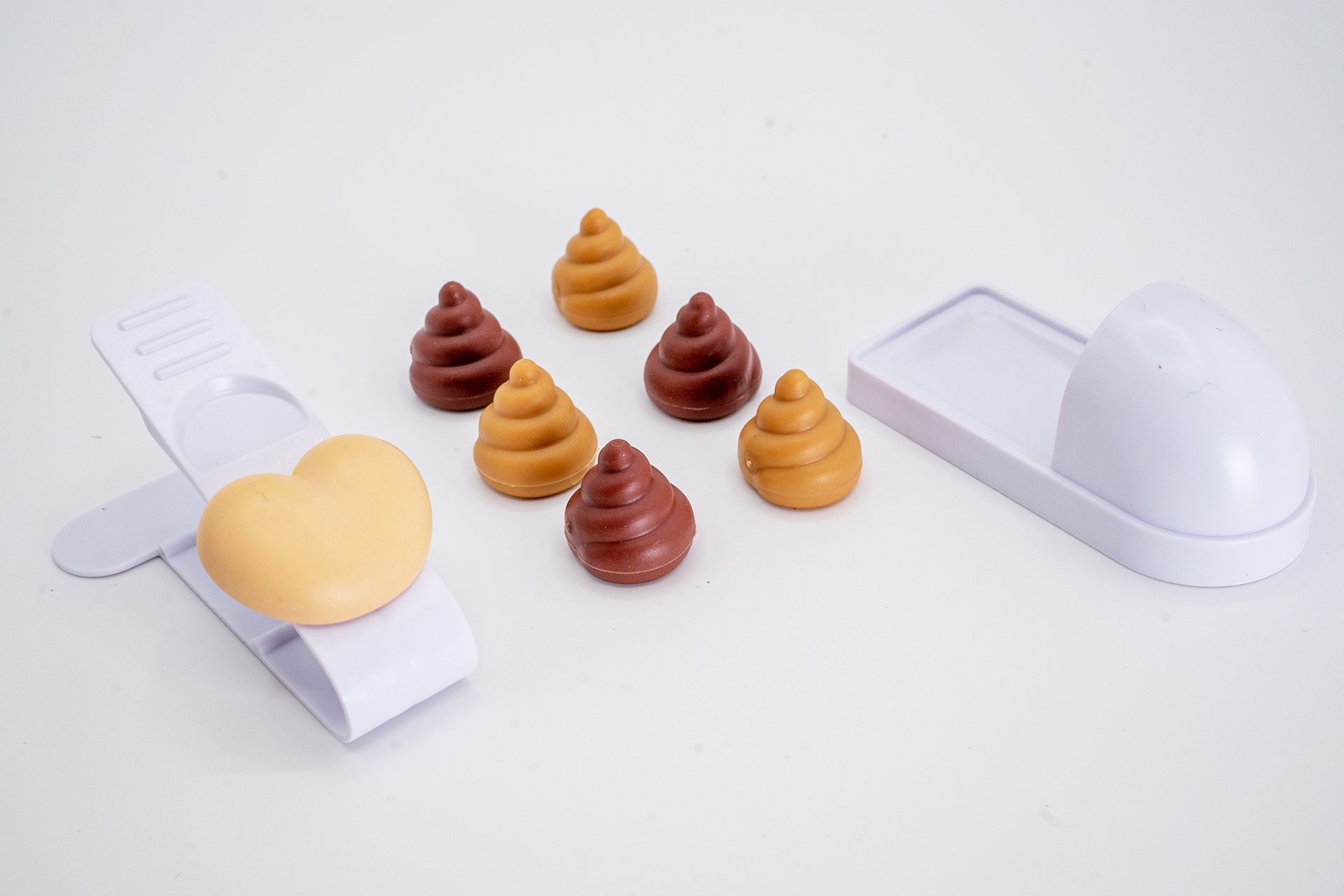 セット内容はうんち6個に飛ばすためのバネとなる台座と、ポストとなる便座