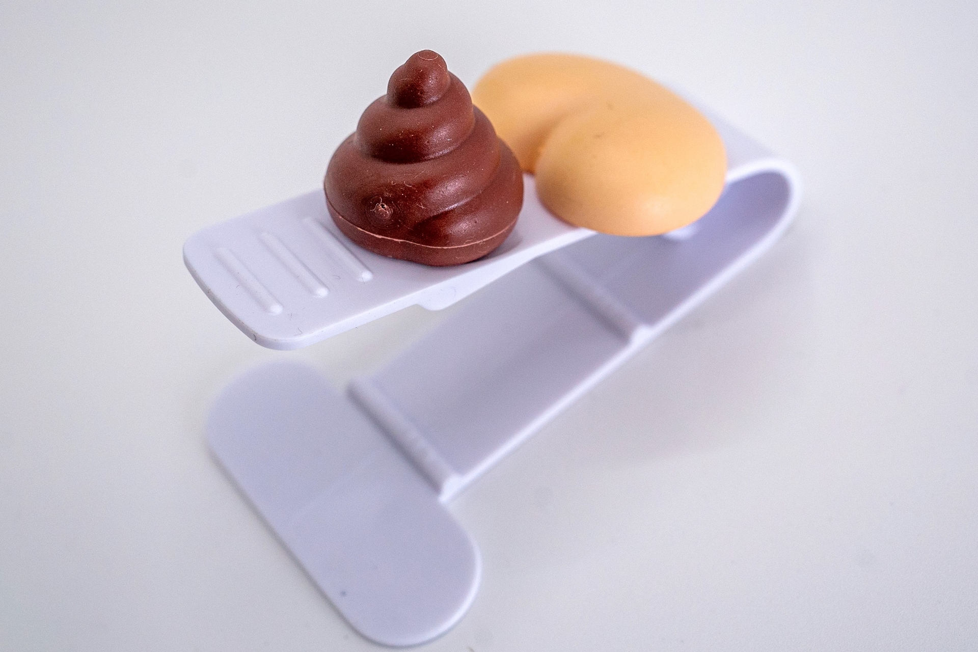 プレイスタート。台座にうんちをセットするだけで、笑いがこみ上げてくる