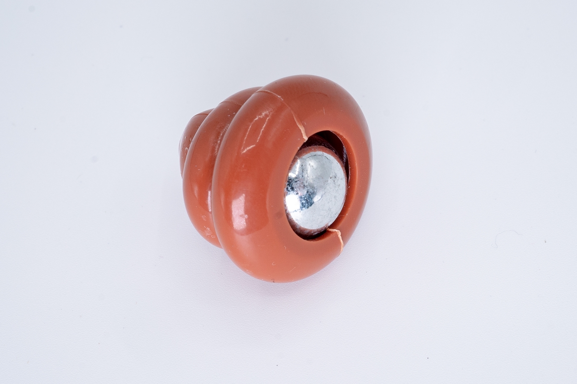 うんちの裏面には金属のボールがあるので滑りまくるよ