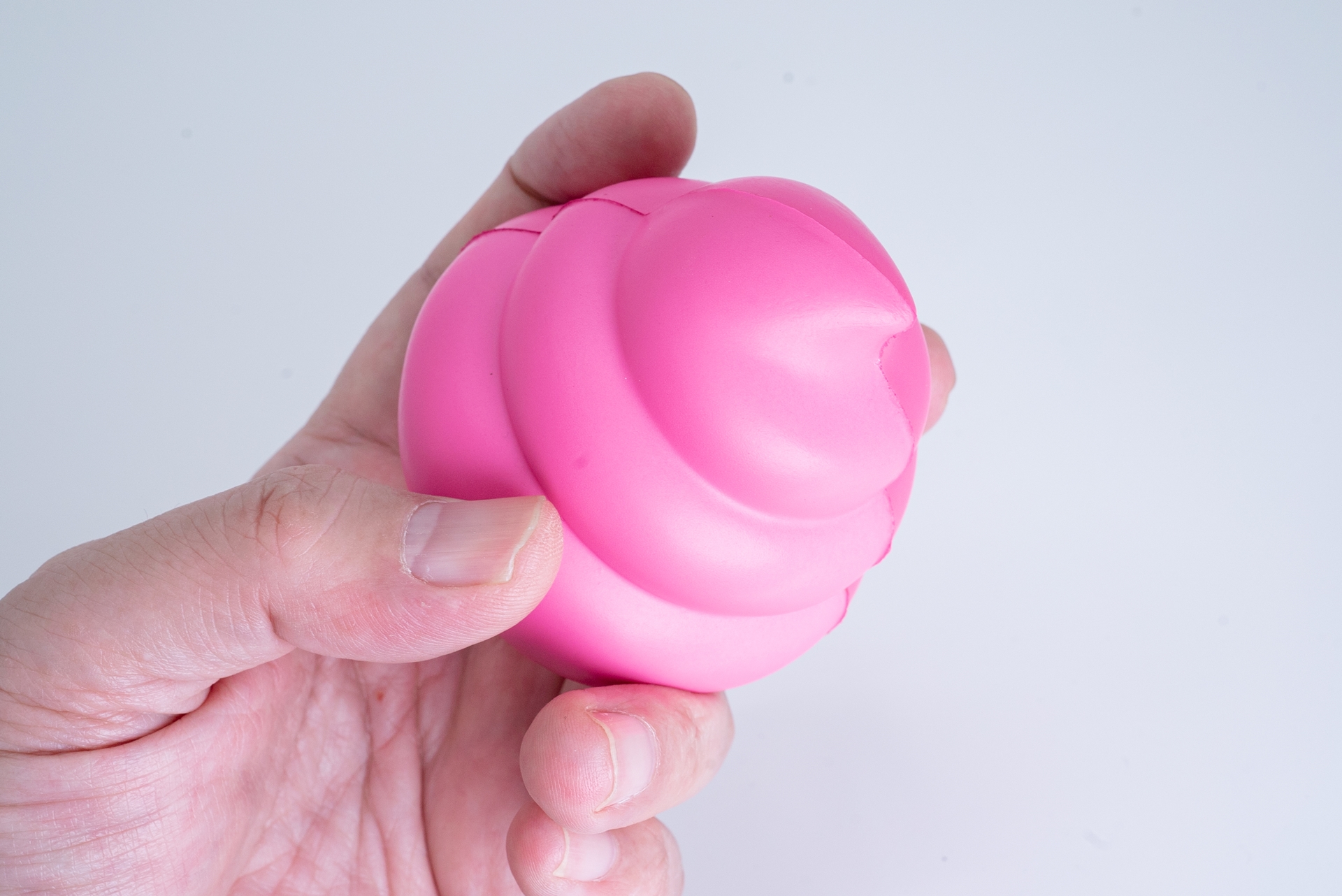 ボールのサイズは、野球のボールよりも小さい感じ。気に入ったら飾ってもいいだろう