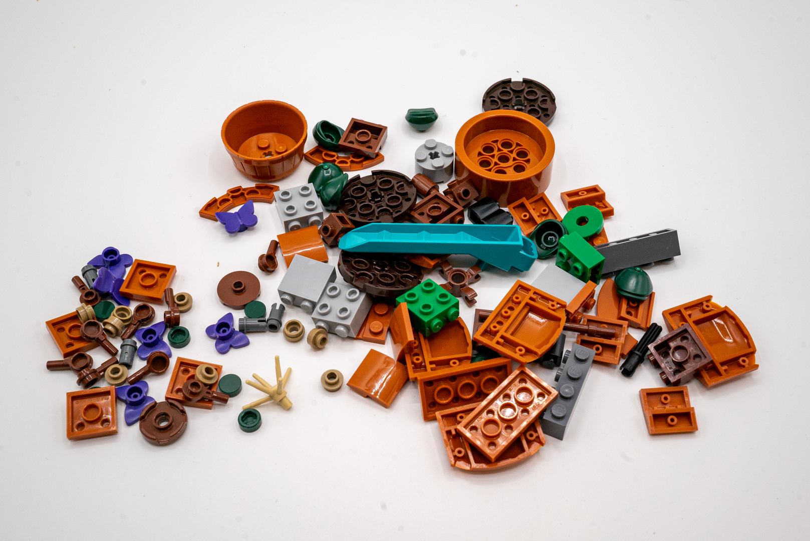 袋1のパーツ構成。植木鉢となるキャラメルカラーのパーツが多い。また、ブロック外しが入っているのも親切