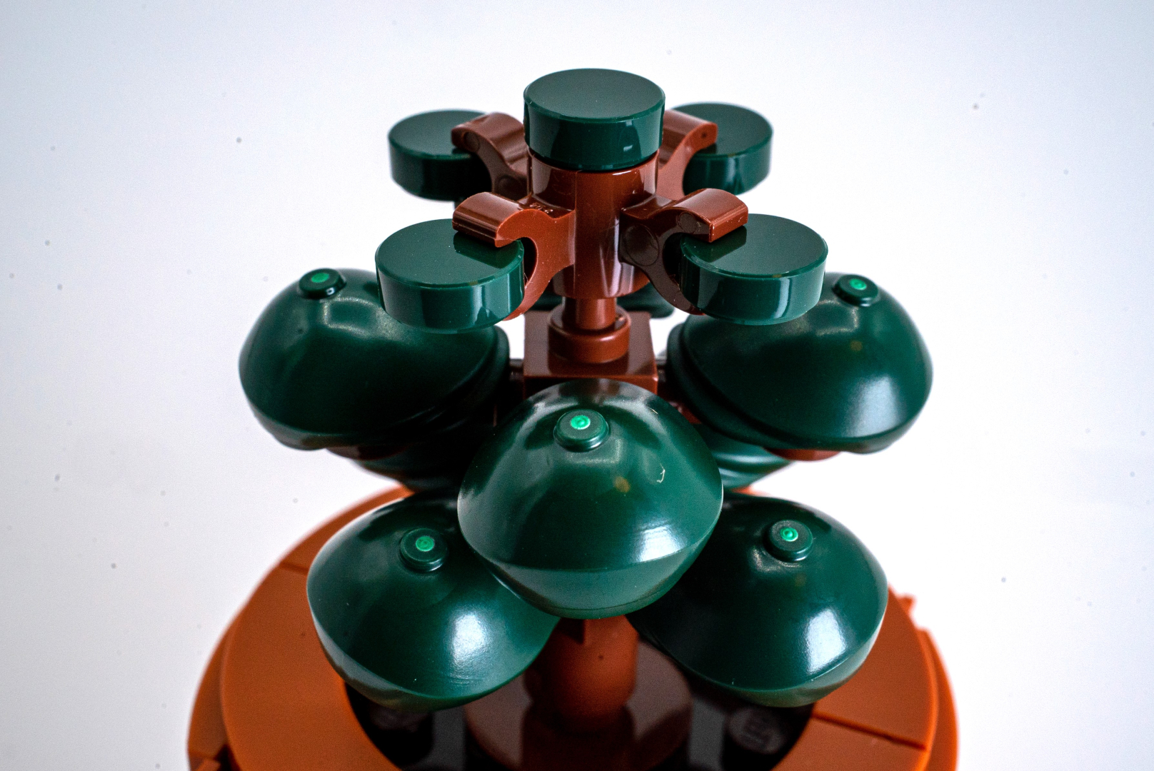 大きい葉はベレー帽のパーツだが、小さい葉は円タイルをクリップパーツではさんで表現している