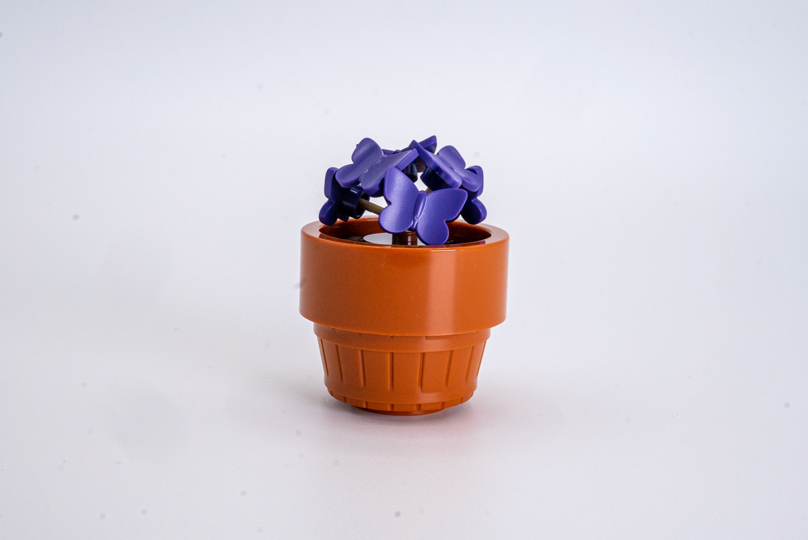 サンカクカタバミの完成品。植木鉢はカネノナルキと異なり、桶のパーツなどで構成されているぞ