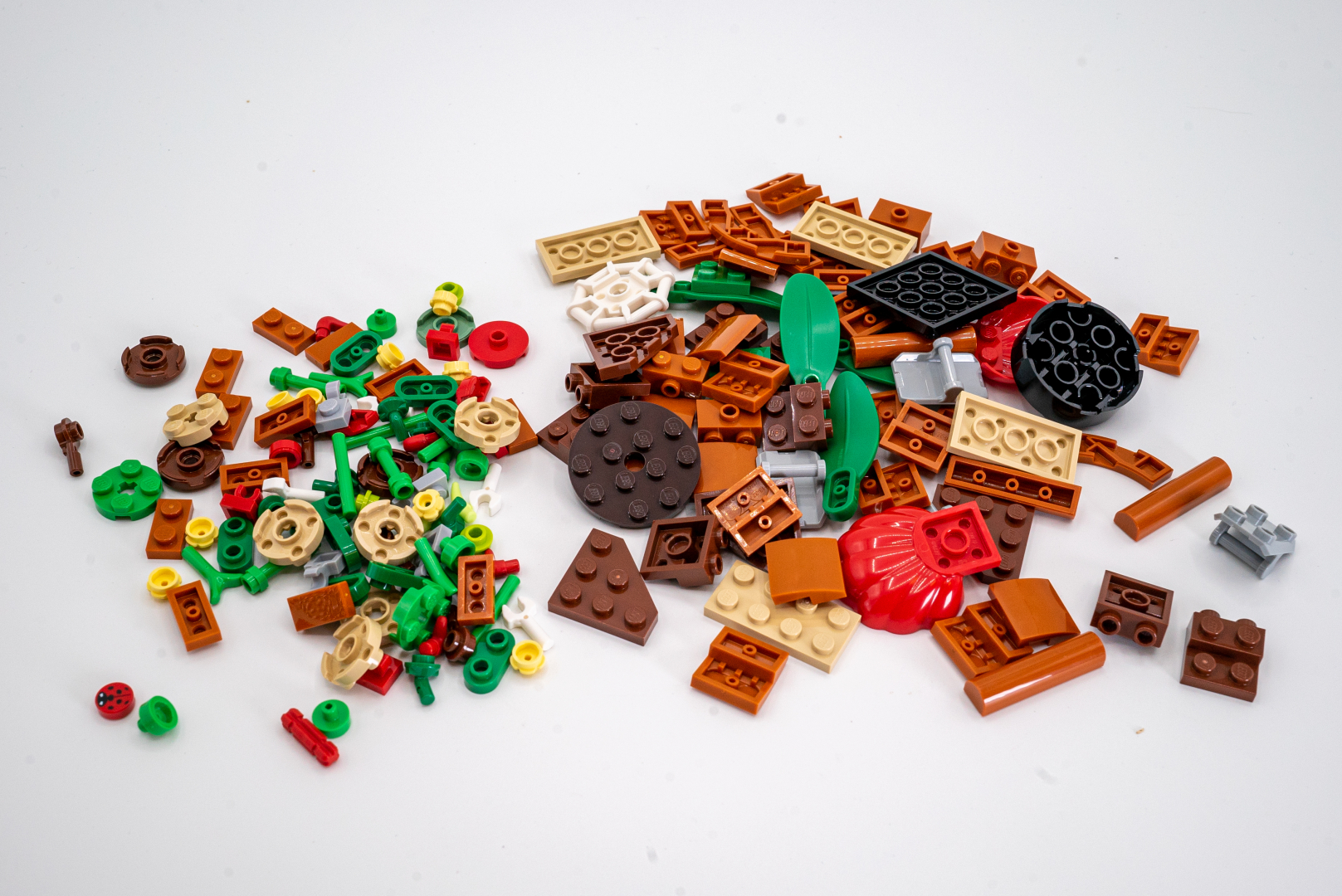 袋2のパーツ構成。植木鉢に使うパーツだけでなくアンスリウムの花や葉となるカラフルなパーツが多い