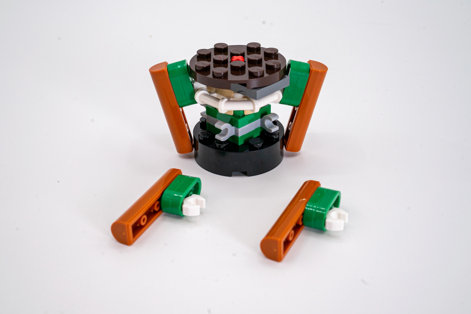 アンスリウムの植木鉢はかなり特徴的。内部もかなり凝った作りだ