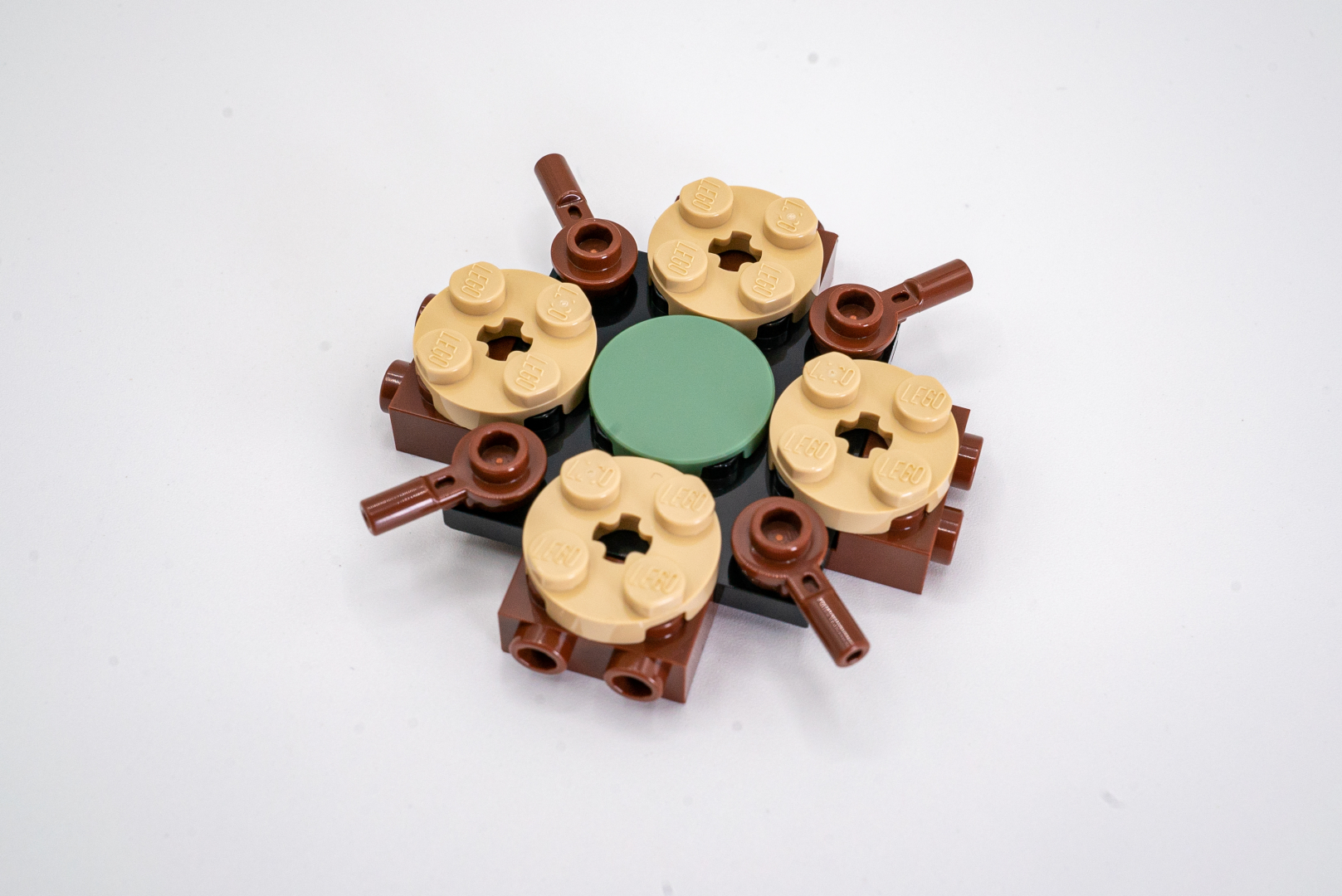 円形パーツなら角度を変えても干渉しないことを利用したビルドスタイルは参考になるはず