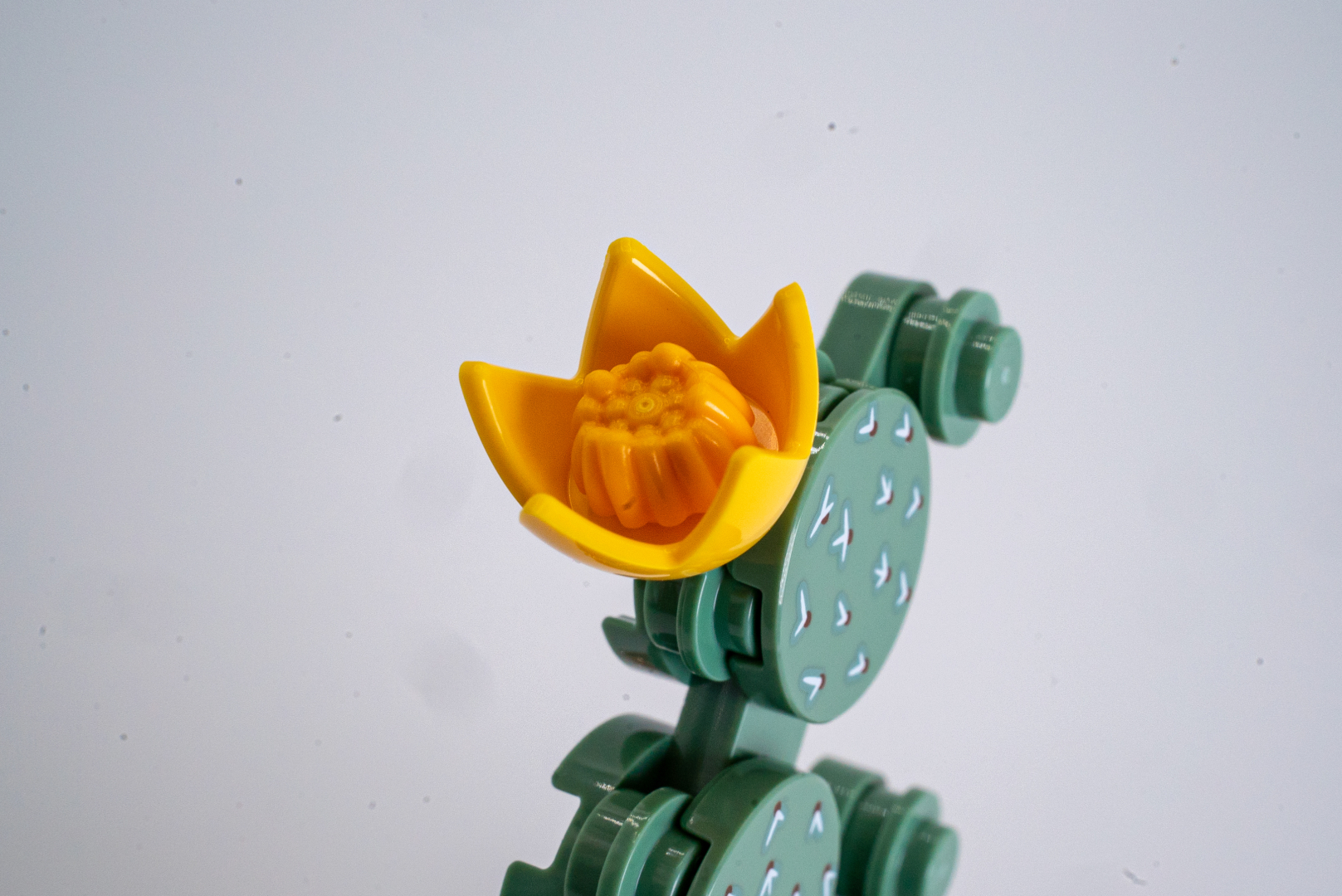 花の中央にあるパーツは、実は「ミニオン」のオットーの髪パーツの色違いだったりする