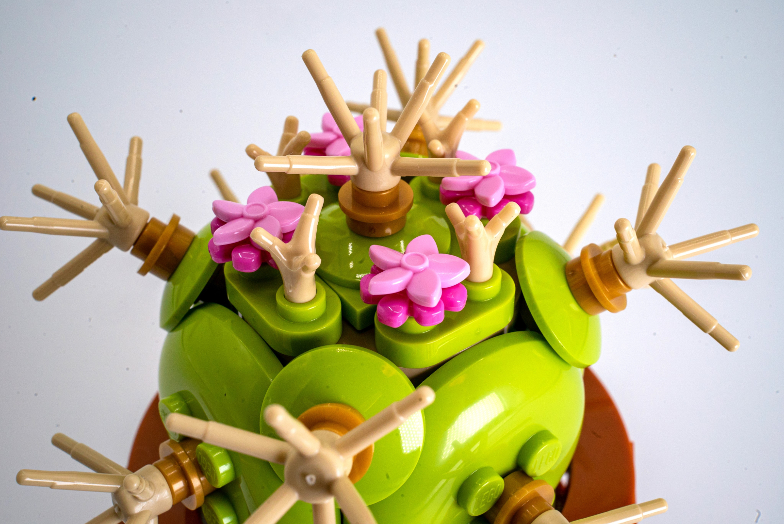 花の茎や、花そのもののパーツで表面をデコレートしている