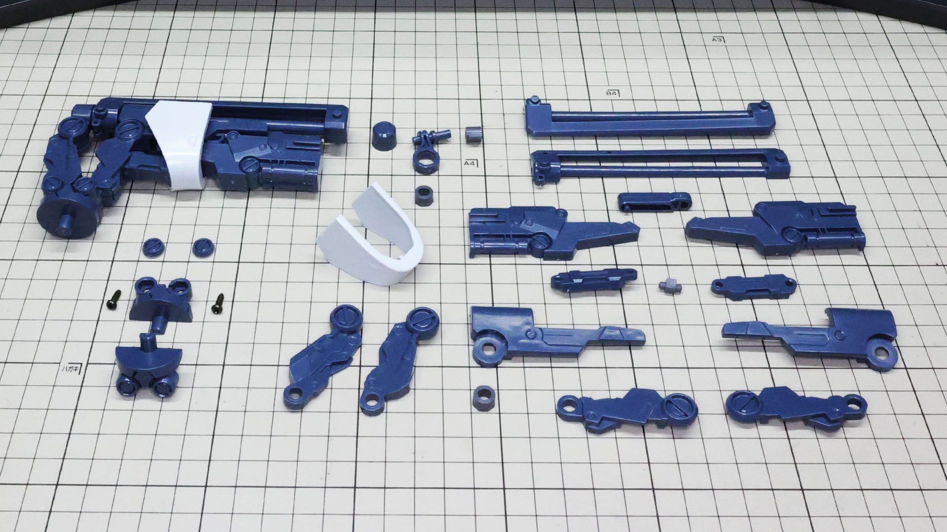 左上はすでに組んだ右クローのメカフレームです。右上がスライドさせるためのレールです