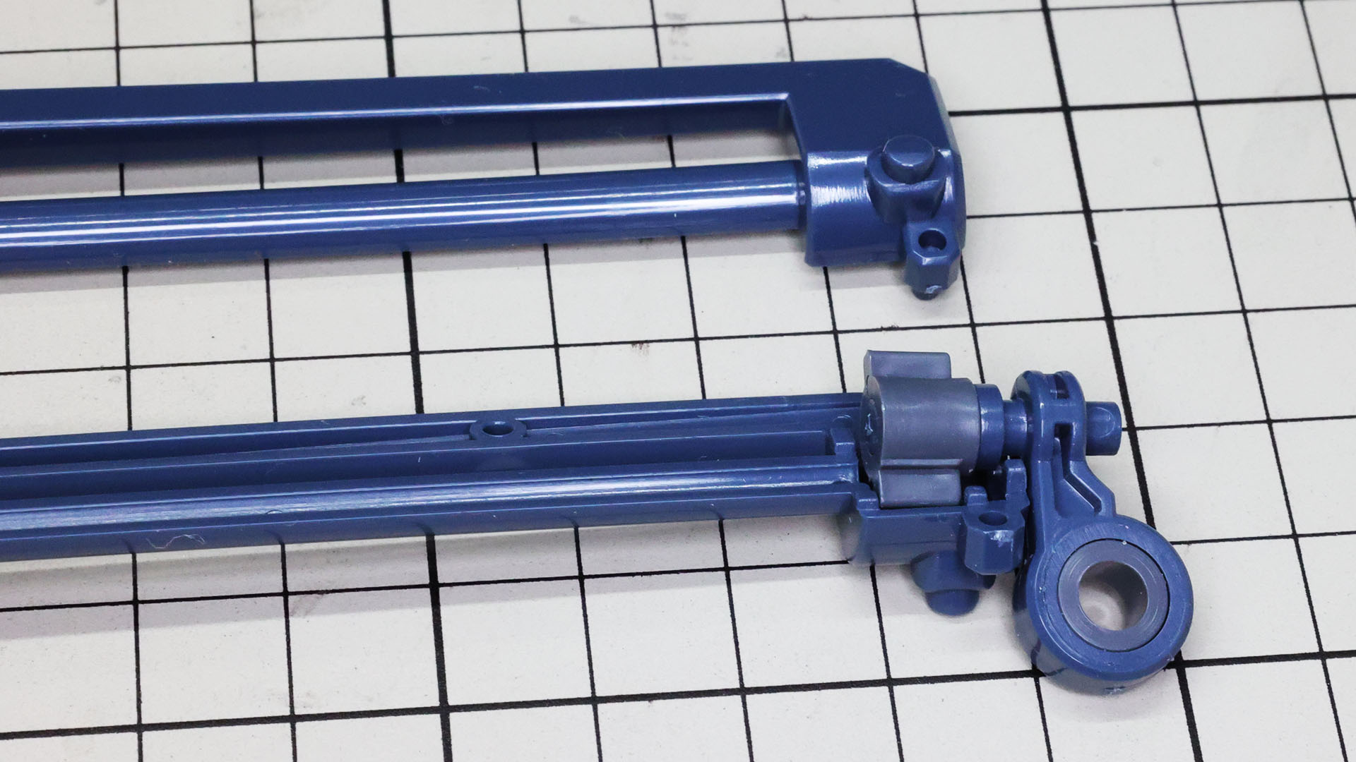 スライドレールを組んでいきます。芯となるレールは左右張り合わせの丸い軸です