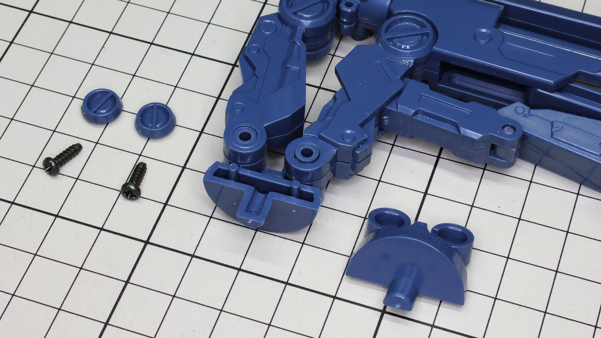 クローが接続されるプラットホームには重機アームの接続軸が2つあり、基部自体がスライドすることで移動します