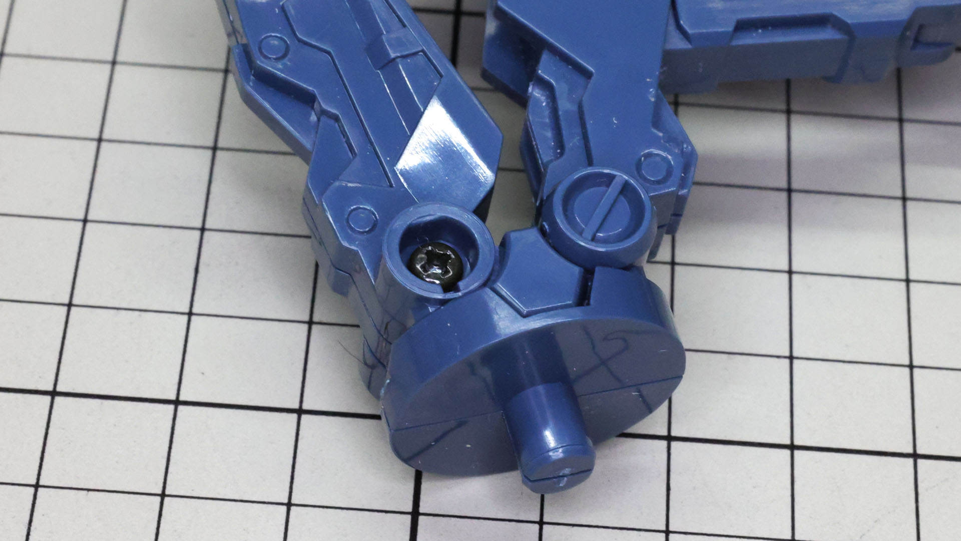 プラットホームと重機アームの接続にビスを使って組付けを強化します。ビス穴はディテールパーツでフタできて好印象！