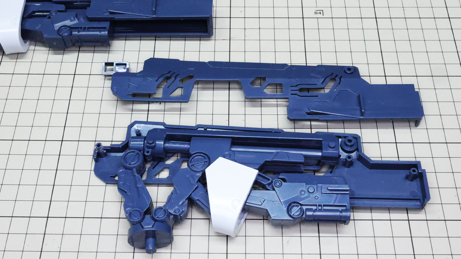 中に納まるメカフレームはそれ自体がレールに沿って前後移動できます