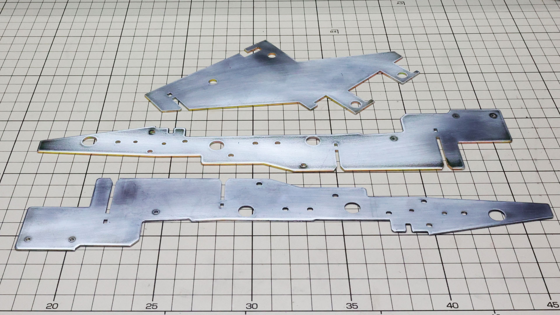 サビ取りして磨いた金属プレート。上が中央用、下2枚が左右用。これでがっちりです！