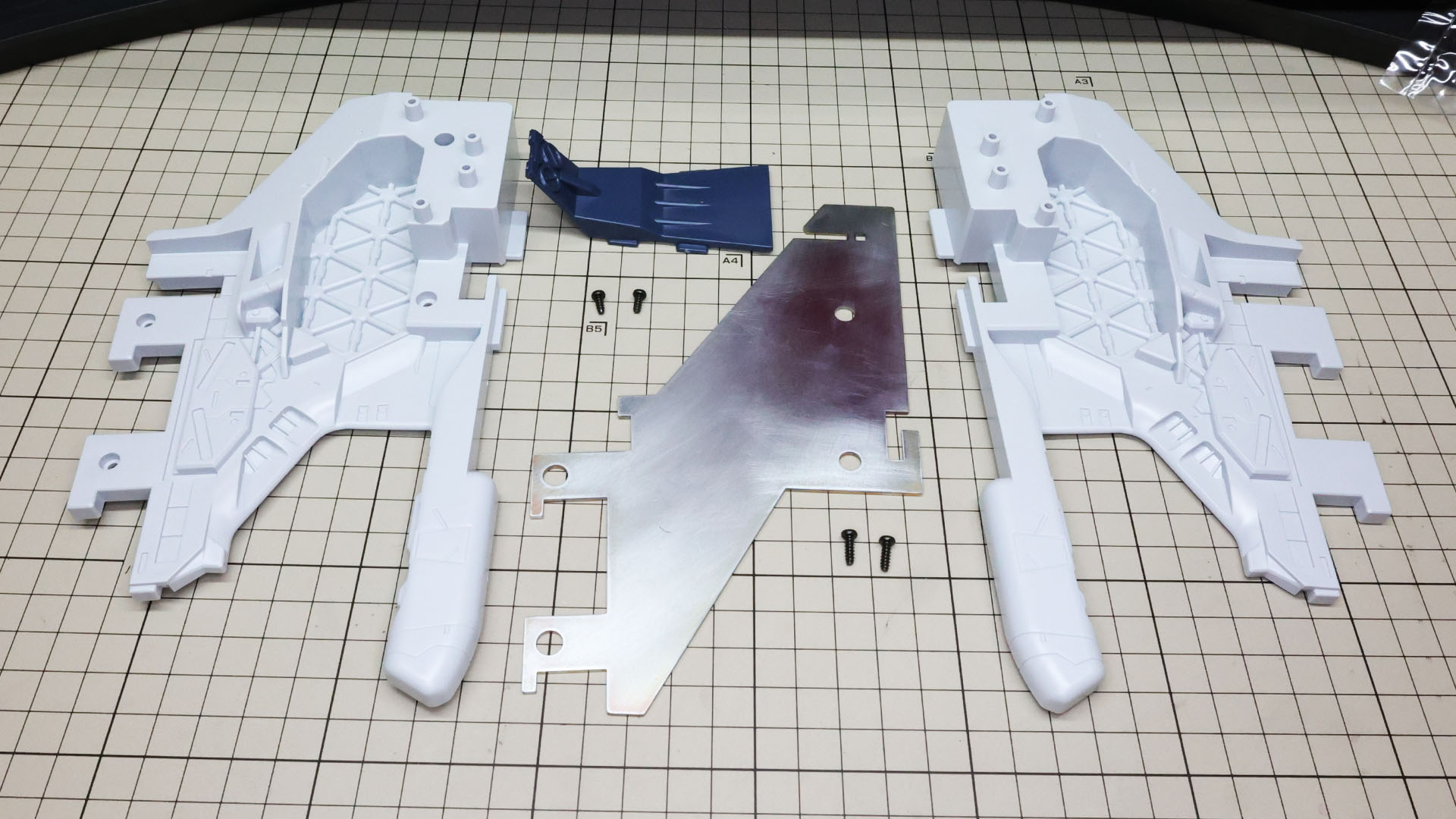 一気に中央部を組んでいきます。中央用金属プレートを内装します
