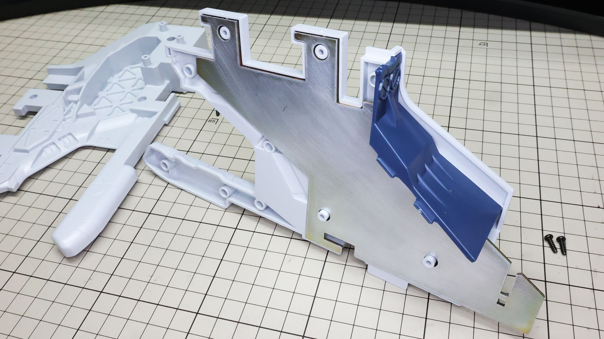 中央部目いっぱいに金属プレートが入ります