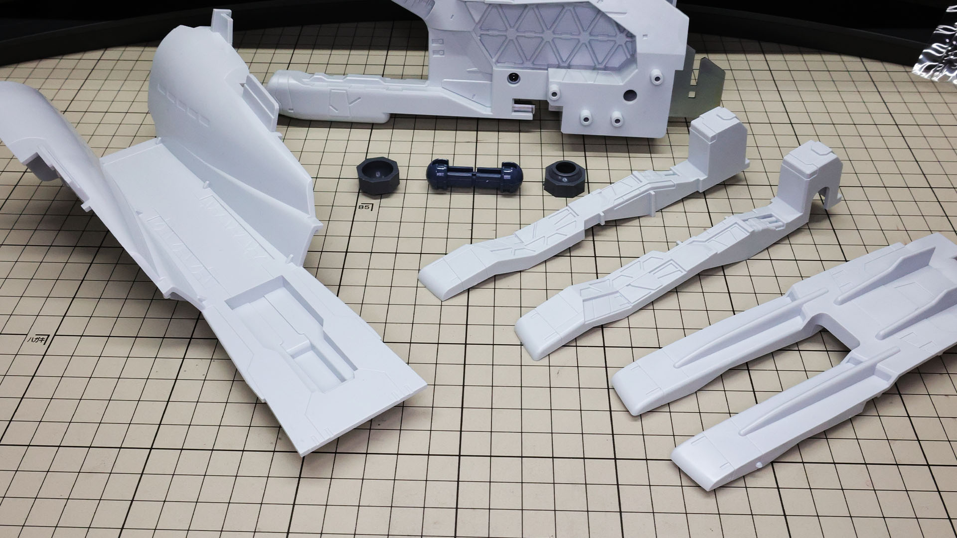 オーキス中央部前面にあるステイメンがドッキングするプラットホームを組みます