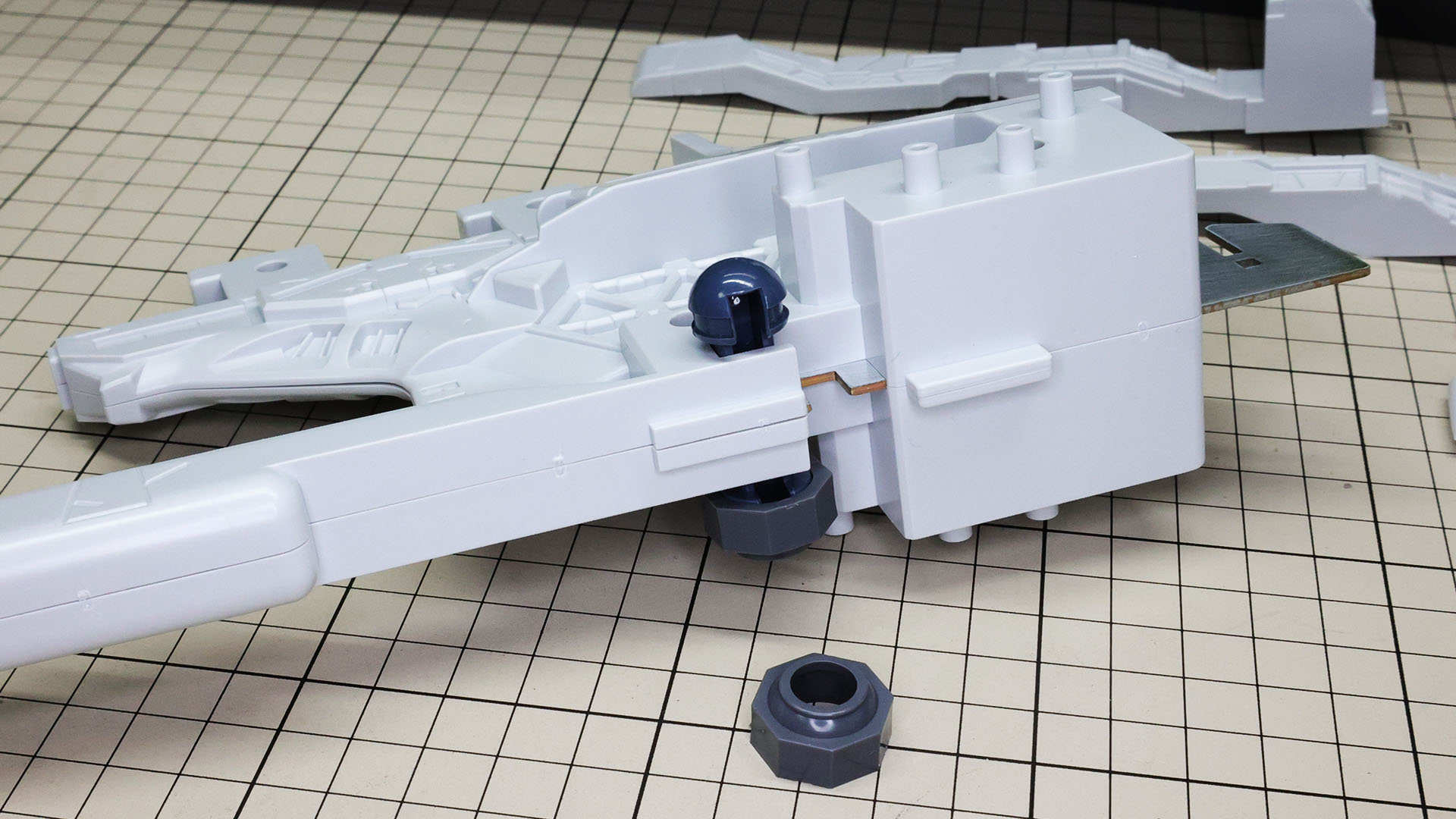 ステイメン用プラットホームは機体下側にスイングして間口を広げますので、その関節を大きなポリパーツで実現します