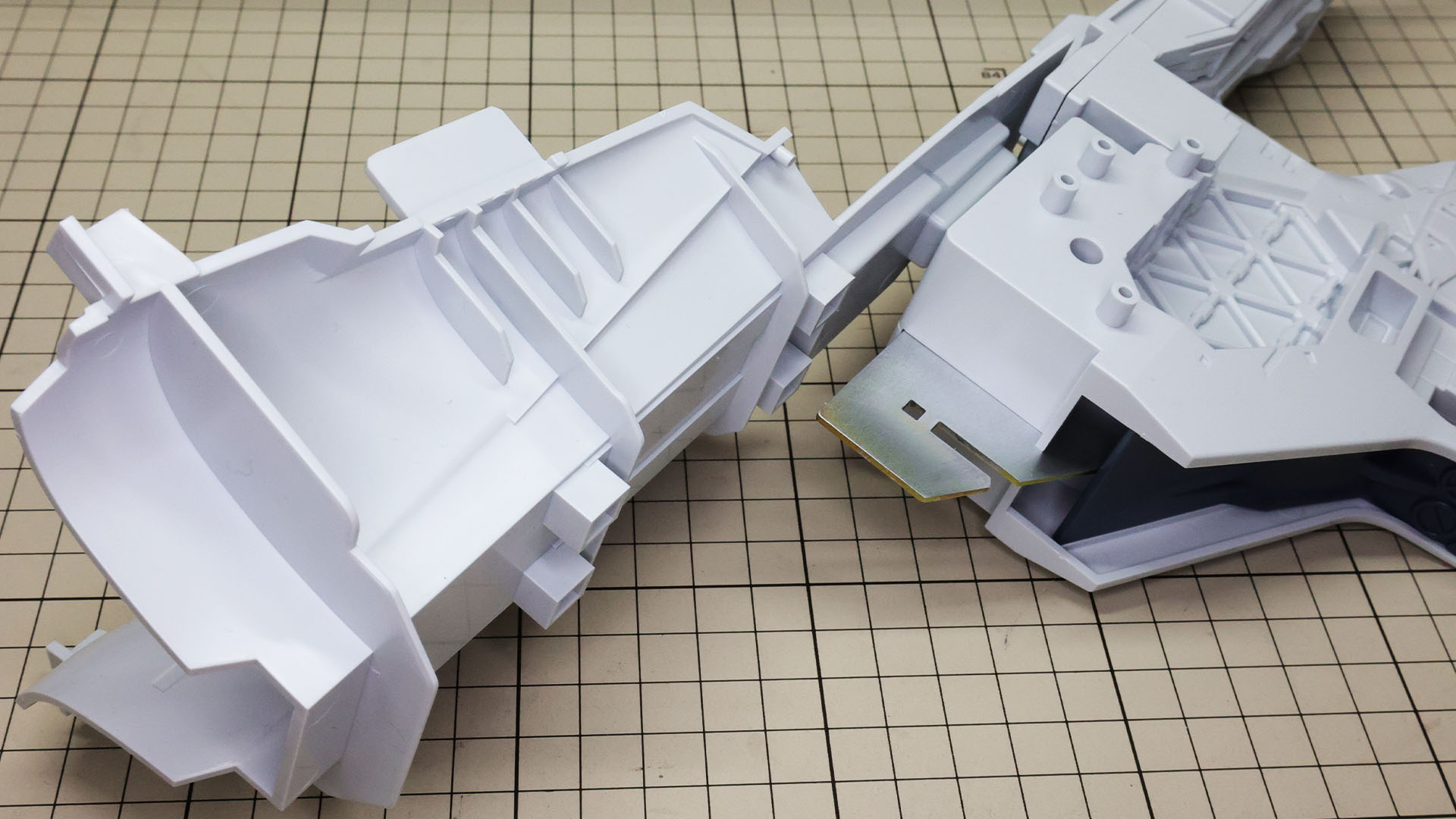 なんだかよくわからない写真ですが、左に伸びているのがオーキス中央後部を構成する装甲です