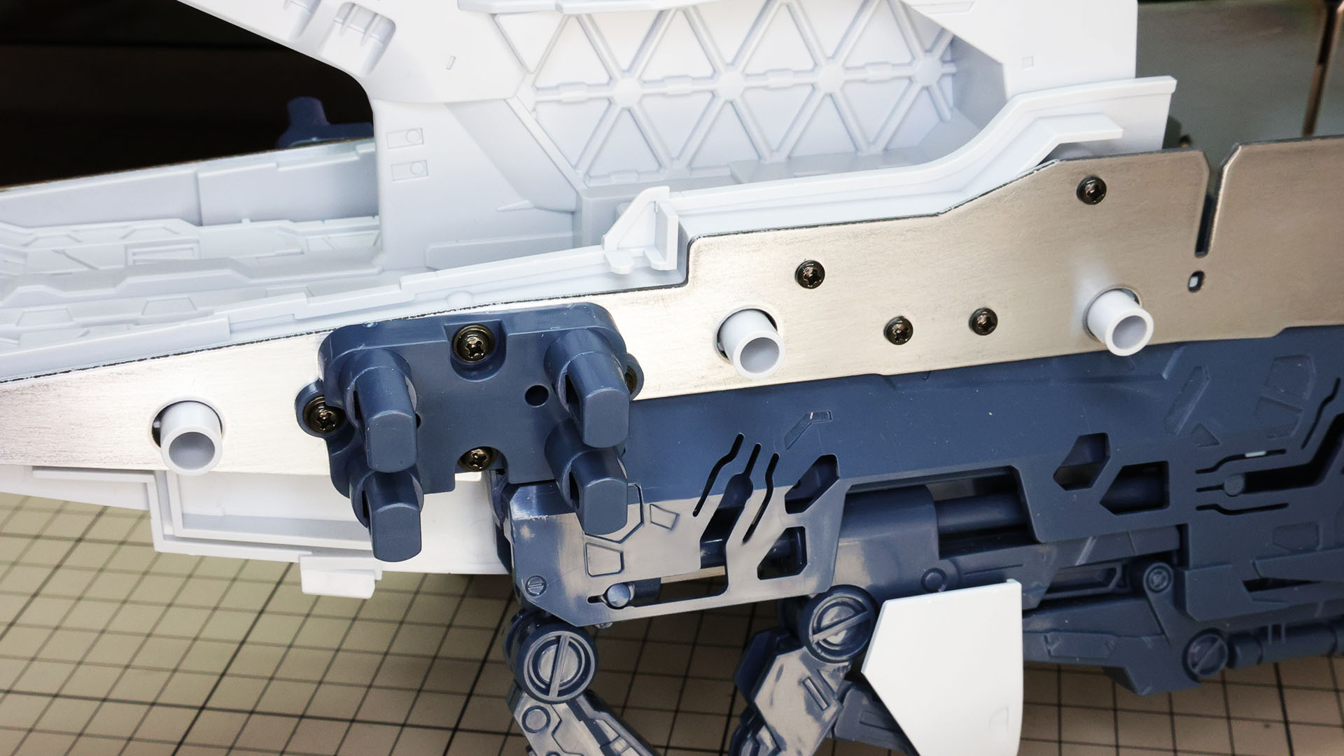 その左右の部分に金属プレートを内装し、さらにクローのメカフレームを組み込みます