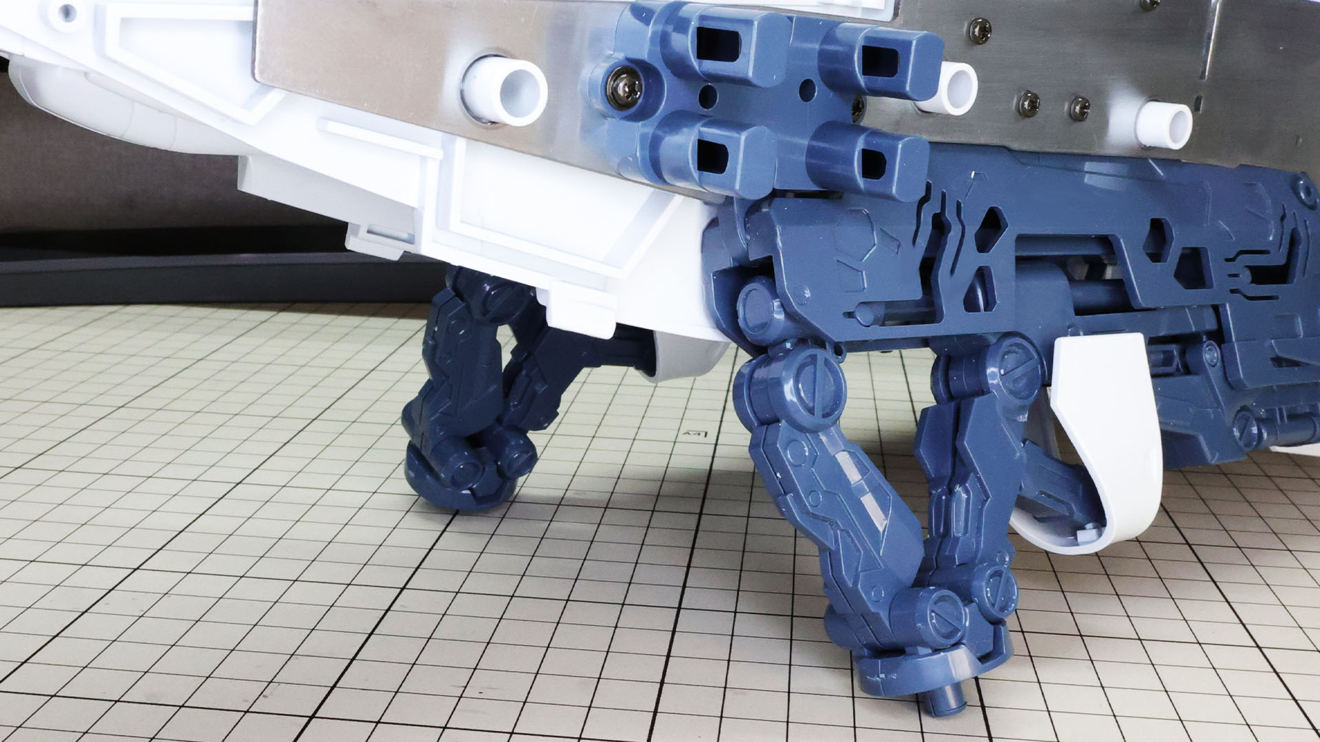 クローのメカフレーム左右を組み付けたらなんだか……