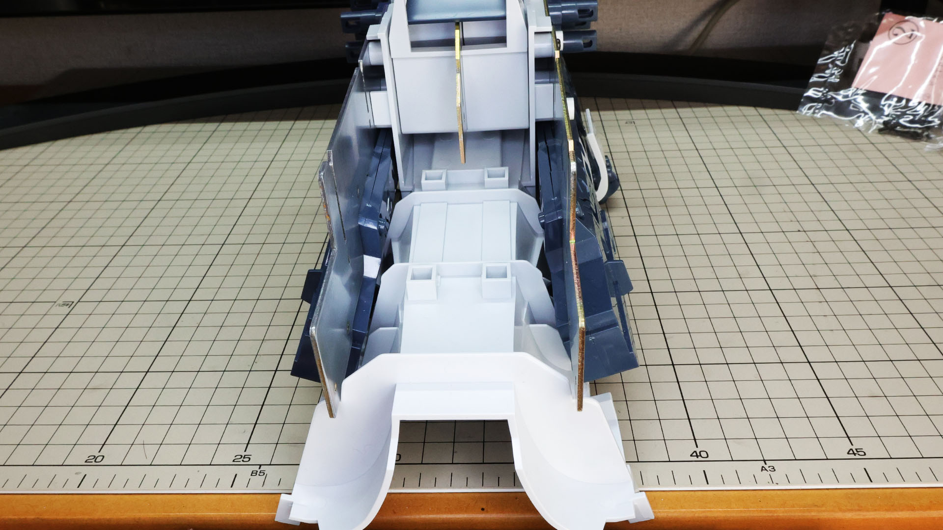 この状態で後ろから見てみると金属プレートの配置がわかりやすいと思います