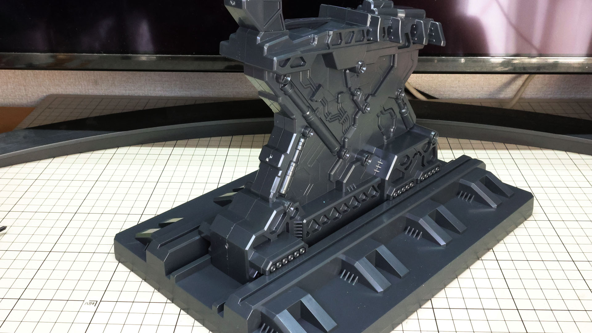 ここでベースを組みました。支柱とベースを組み合わせるだけで完成します。本来なら今後このベースにオーキスを乗せて作業するのですが、環境的に難しいのでいったん退いていただきました