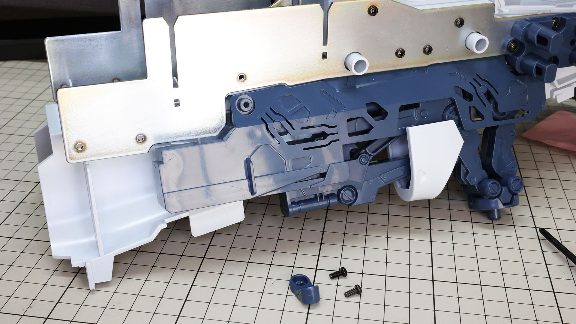 クローフレームは金属プレートと共にビス止めされます