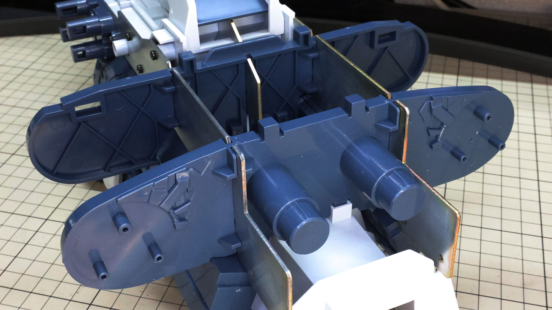 実際の船舶の剛性を挙げるための梁や隔壁と同様の構造ですね