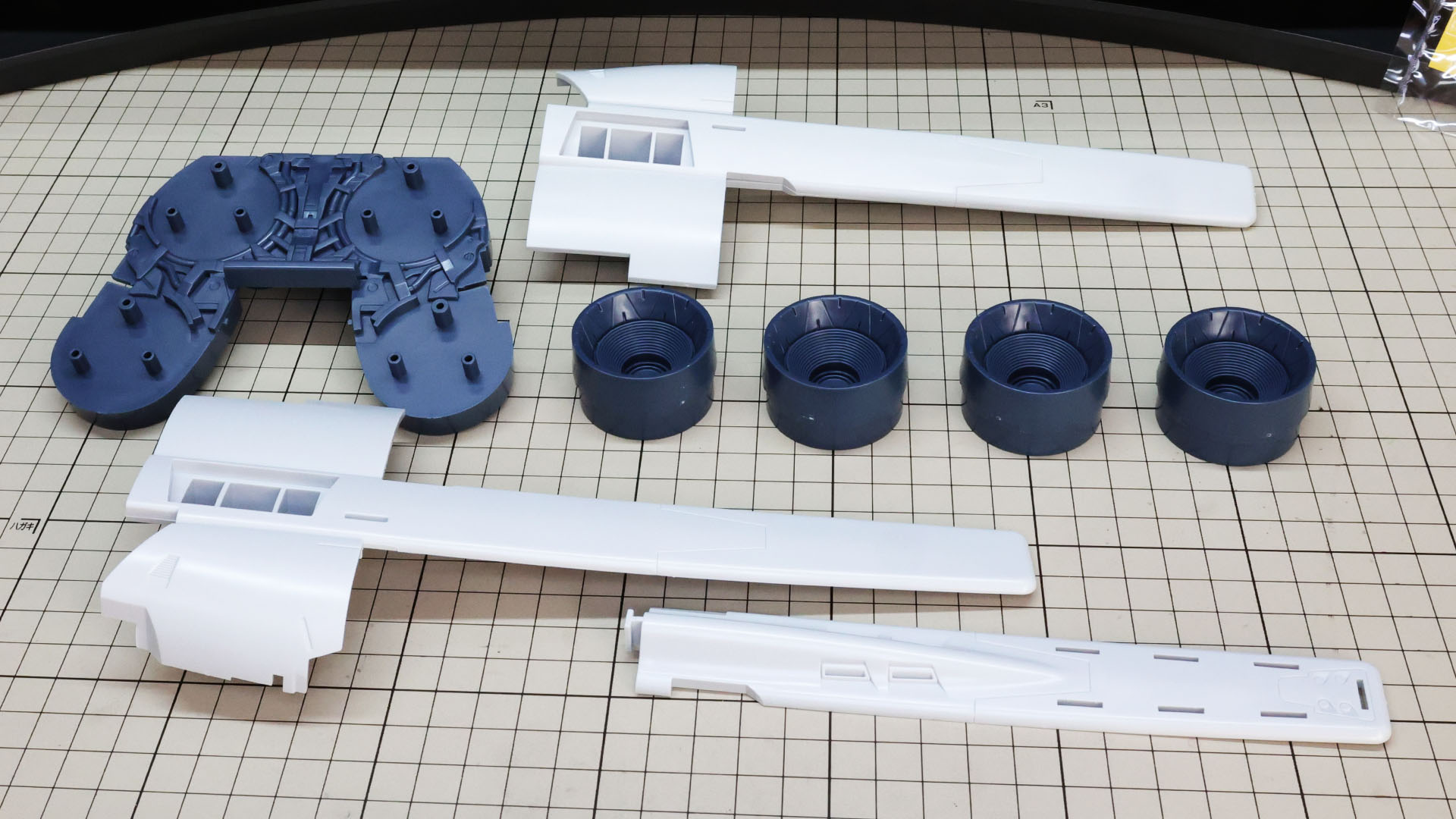 中央用のメインノズルを組んでいきます。中央は4基、さらに左右に2基あります