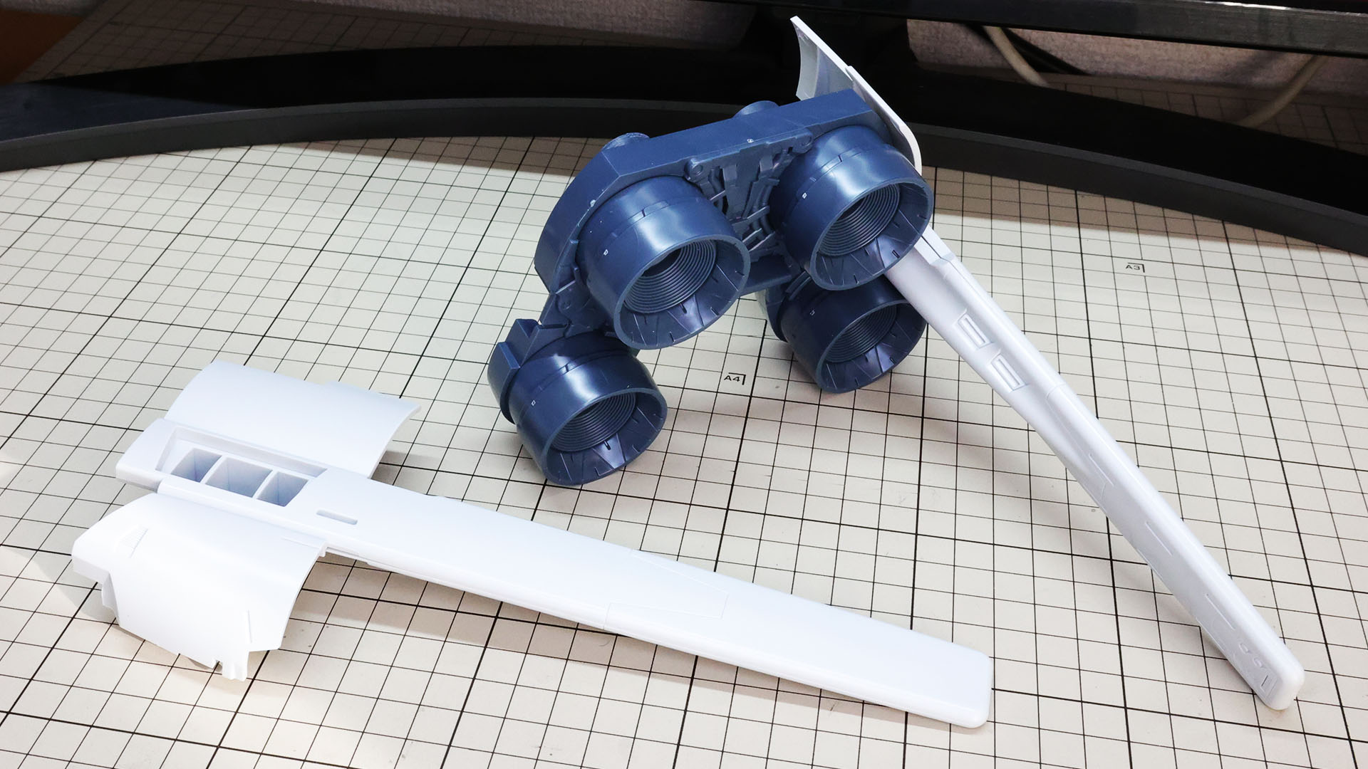 すごい大きさ！資料によると、1つのノズルは直径6mもありサターンVロケットの半分越えの推力を持つとのこと！