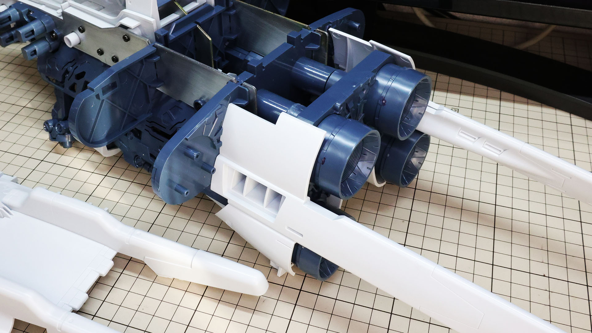 左右と上面の装甲を組んでいきます