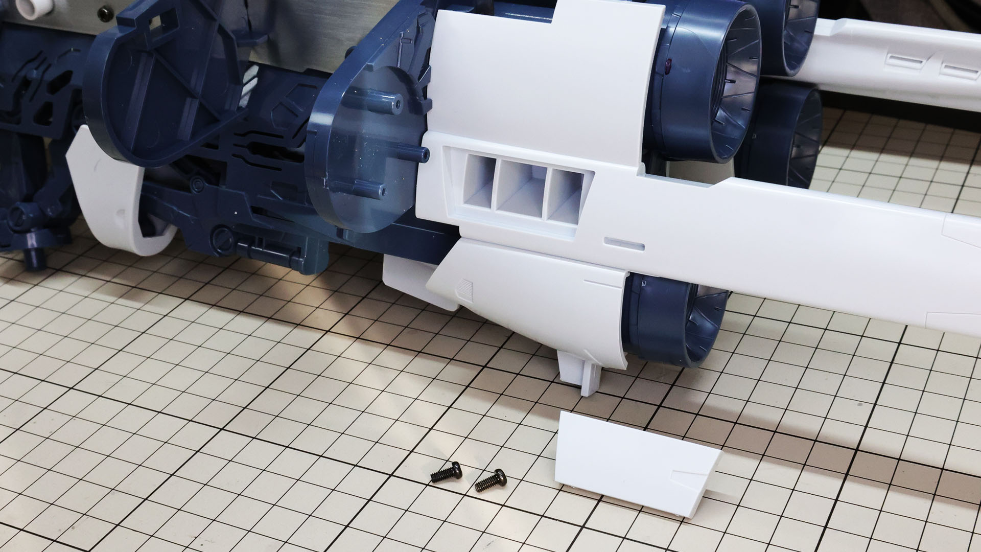 左右スタビライザーはビス止めします