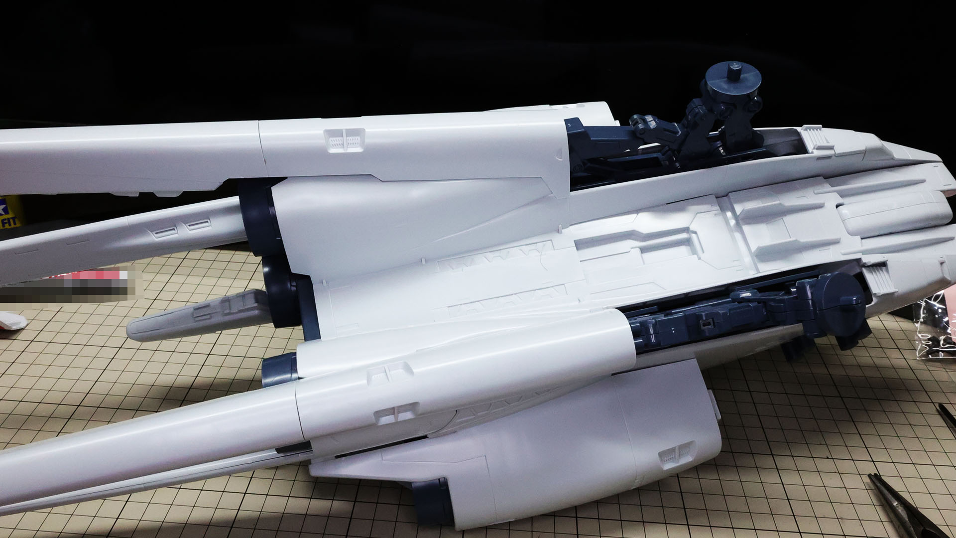 下面のスタビライザーは左右や下面の装甲パーツを挟んで固定する機能を持っています。結構固い時はそれぞれのパーツの位置があっていない可能性があります。その場合は各部を見直しつつじっくり組み付けます