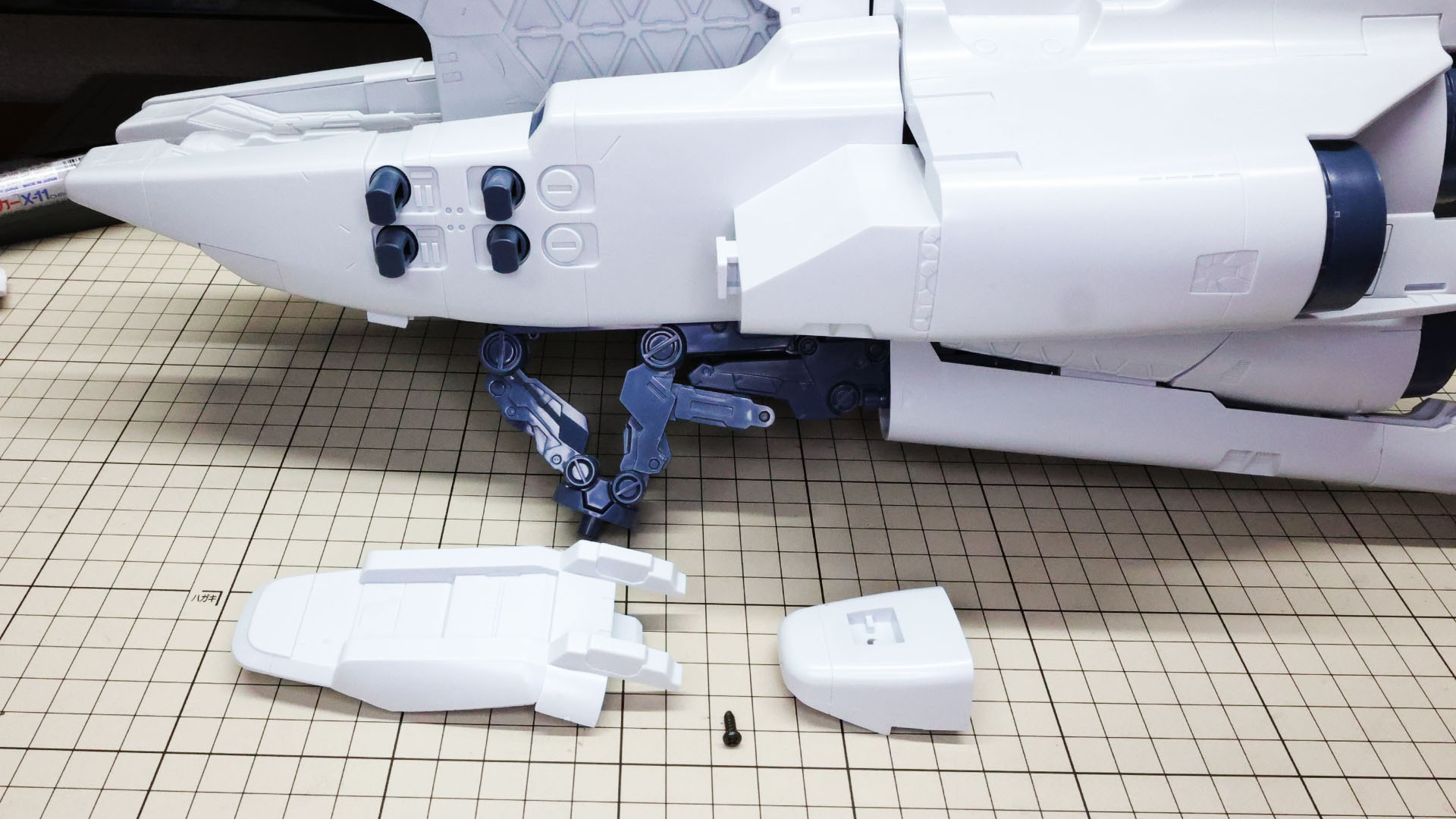 オーキス左右にあるエンジンブロックの先端を組みます