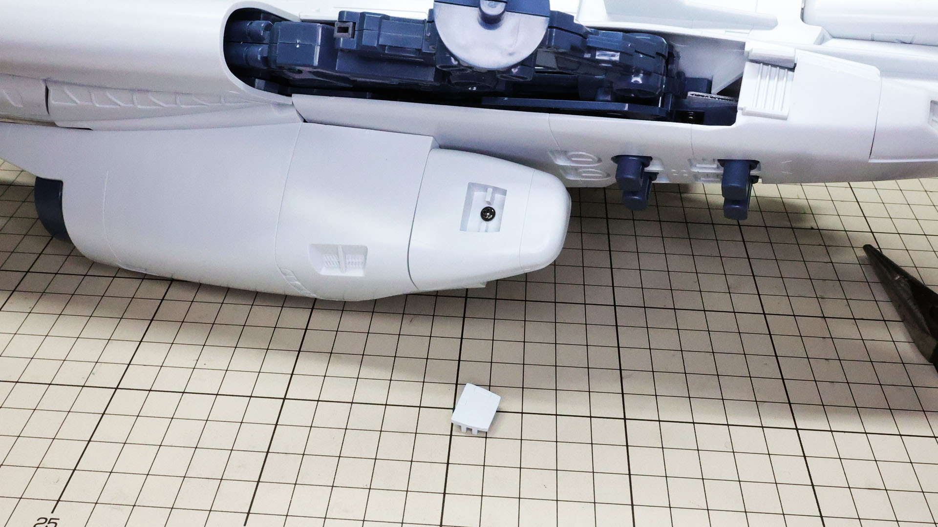 こちらも裏からビス止めします