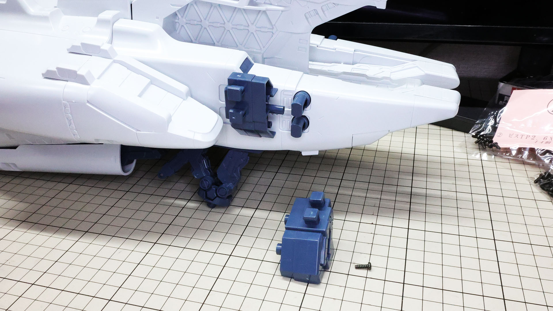 オーキス左右前方にある装備マウントを組んでいきます。オーキス右側にはメガ・ビーム砲が装着されます