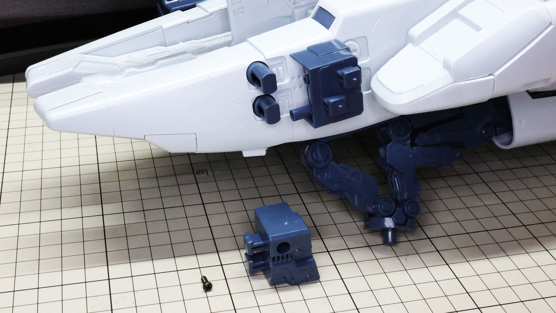 オーキス左側にはIフィールド・ジェネレーターが装着されます