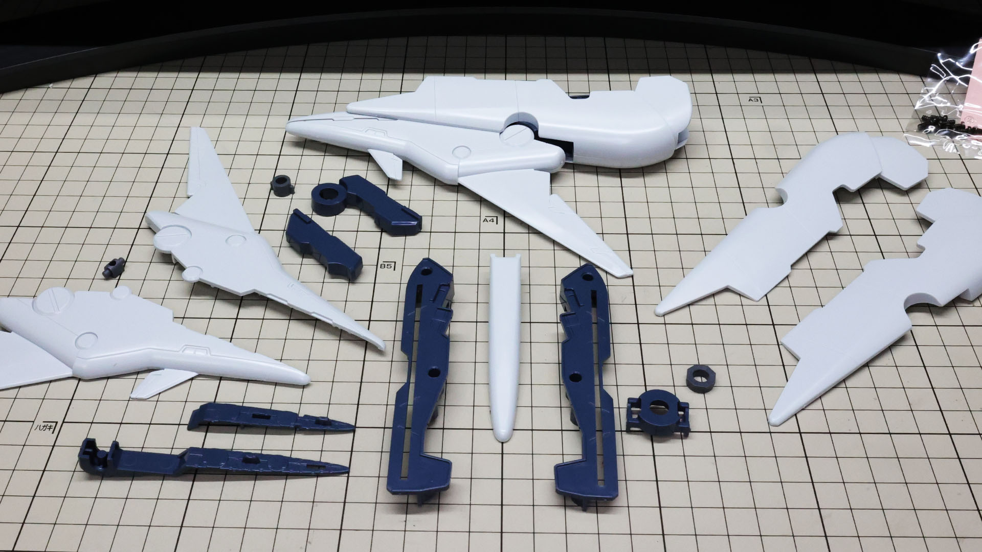 写真中央奥が完成したクローです。クロー本体とそれを覆う装甲類、メカフレームがあり複雑そうなイメージですがパーツ数はそれほど多くはない印象です