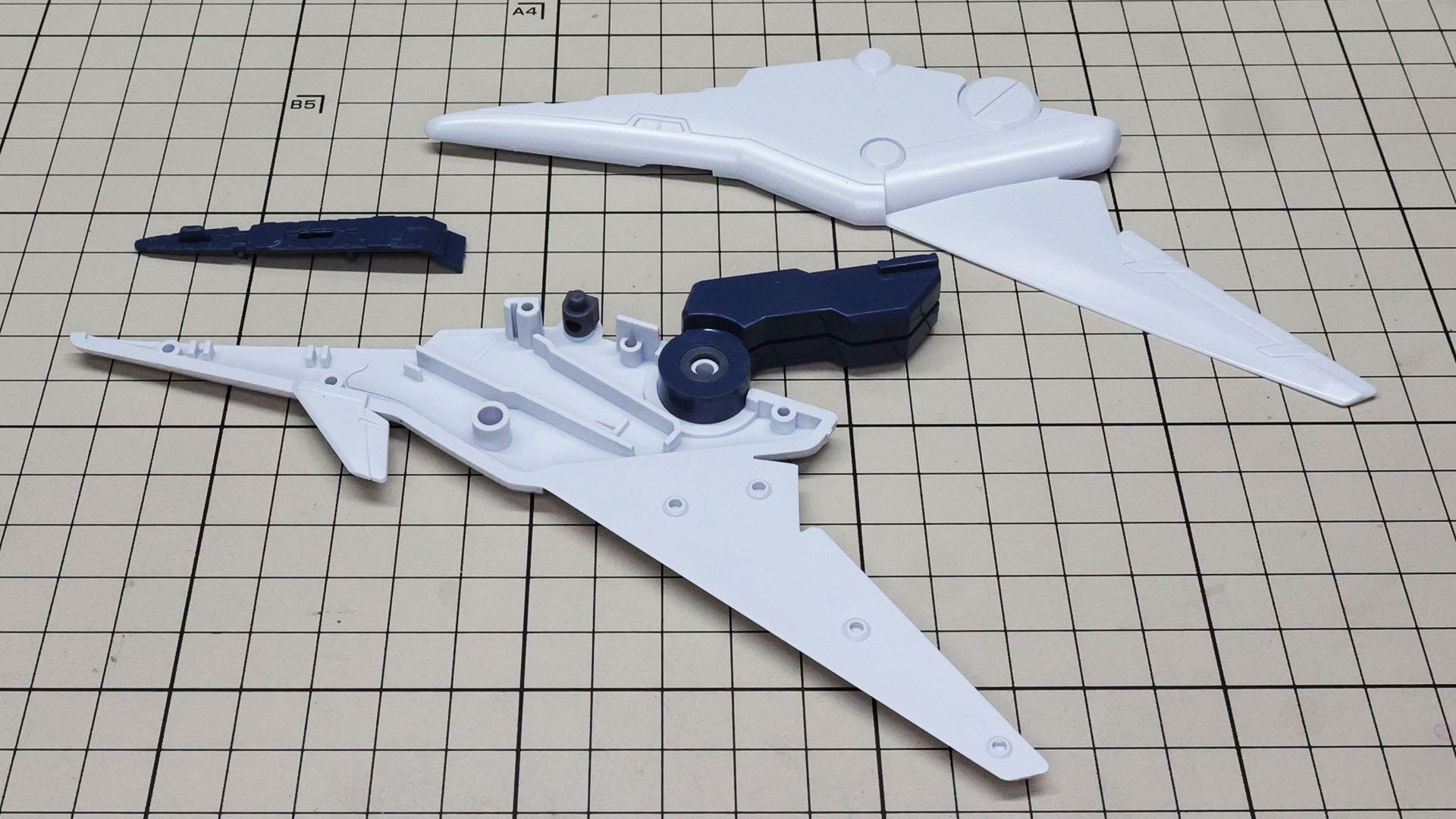 クロー本体の羽状パーツは貼り合わせの両方にあります。上下スイング機構を持っているので1軸のメカフレームがあります