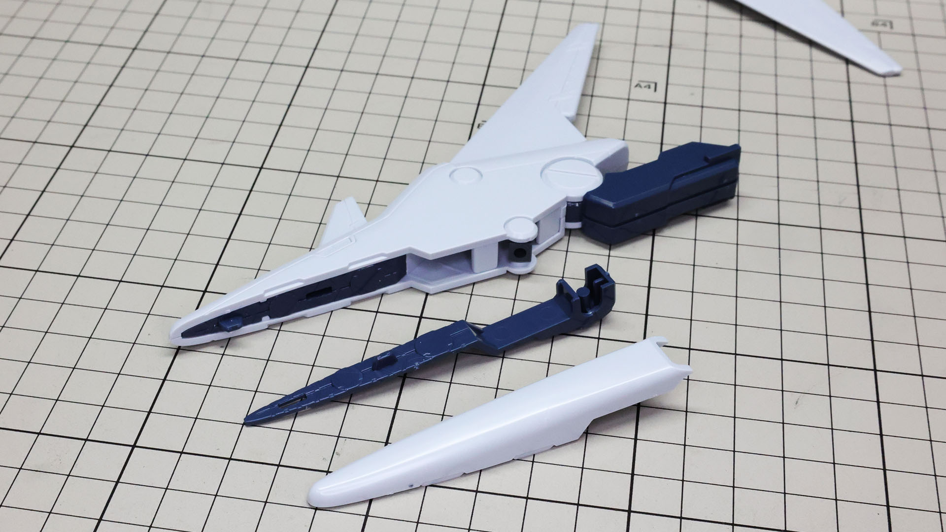 クローのフタ……にも見えるツメにもメカフレーム的フタが用意されています