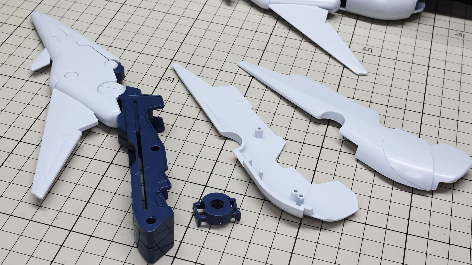 オーキス本体のプラットホームに接続するコネクターを組み込み、装甲でカバーします