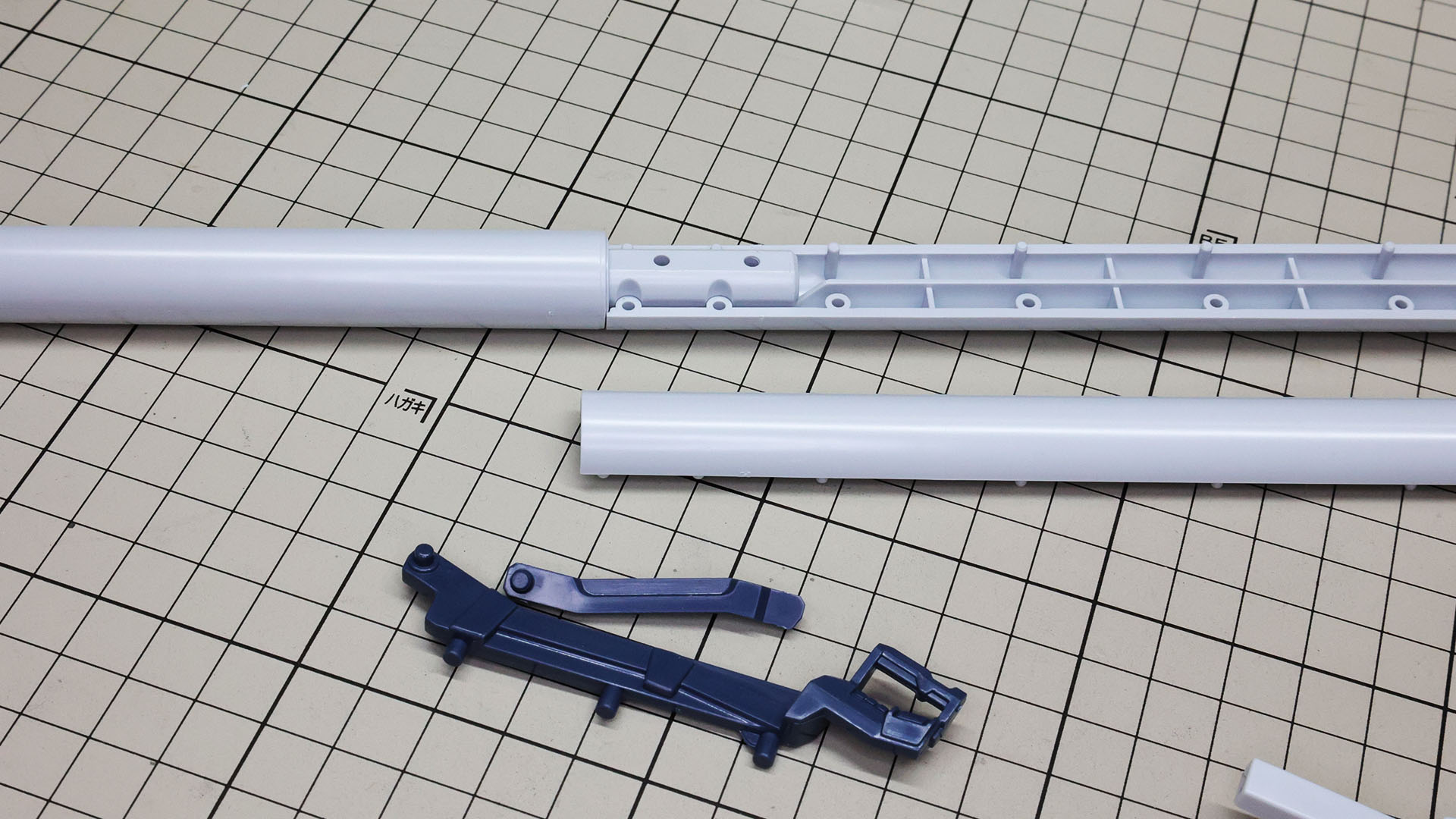 剛性維持のため、単なる差し込みではない砲身の分割設計です