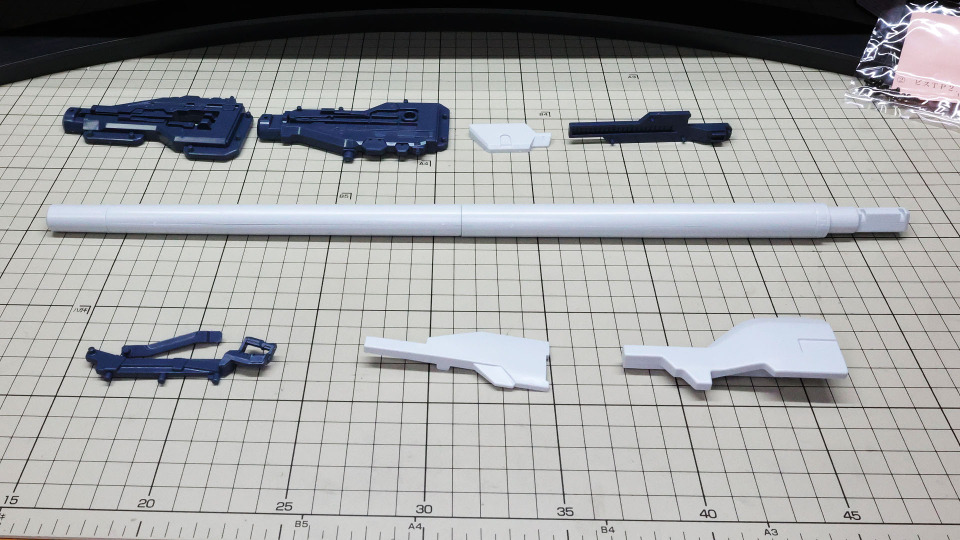 写真中央に砲身、上部にメガ・ビーム砲本体メカフレーム、下部にはグリップや装甲が並びます