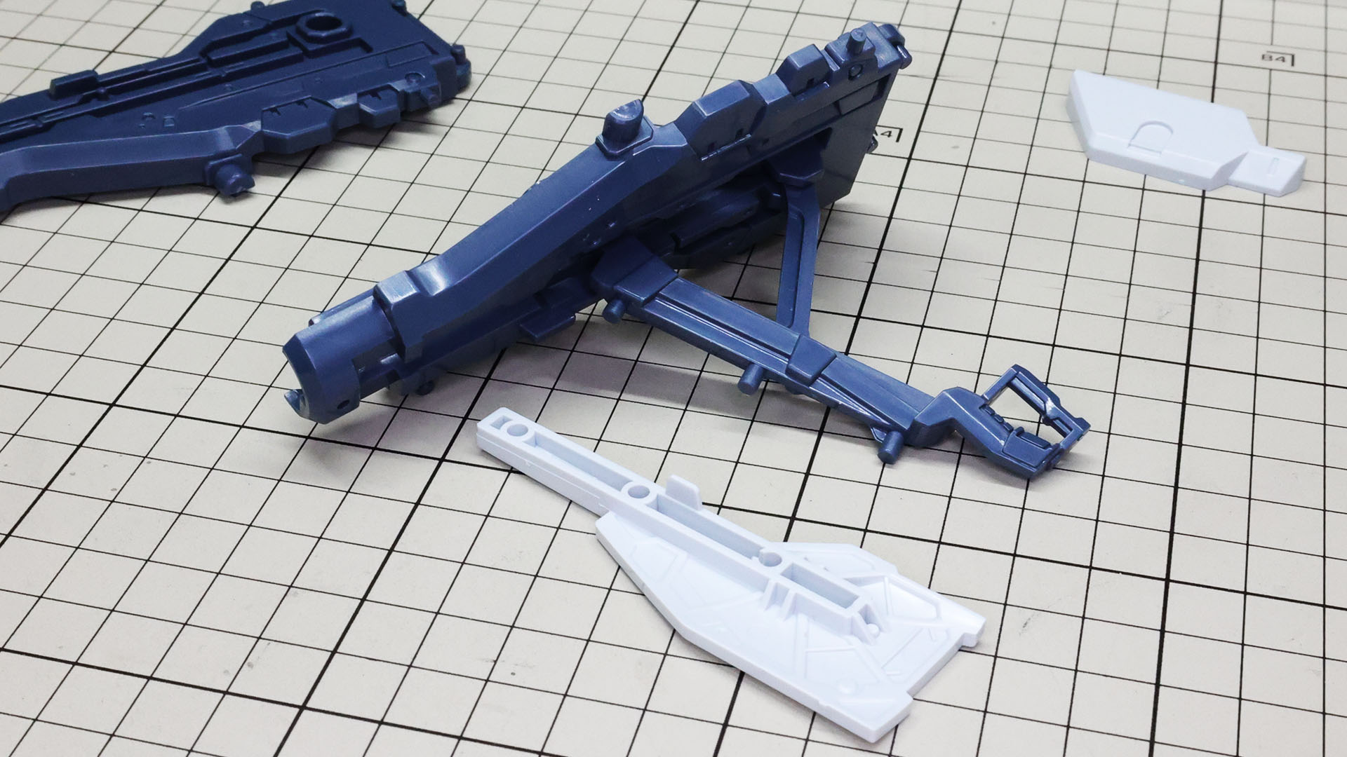 本体メカフレームにグリップを組み込み、装甲をかぶせていきます