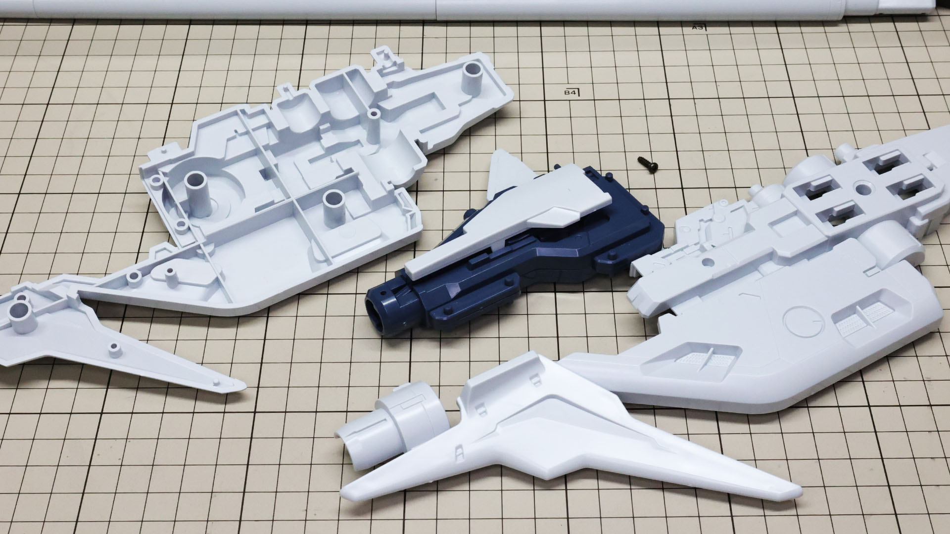 メガ・ビーム砲本体の装甲内にメカフレームを組み込みます