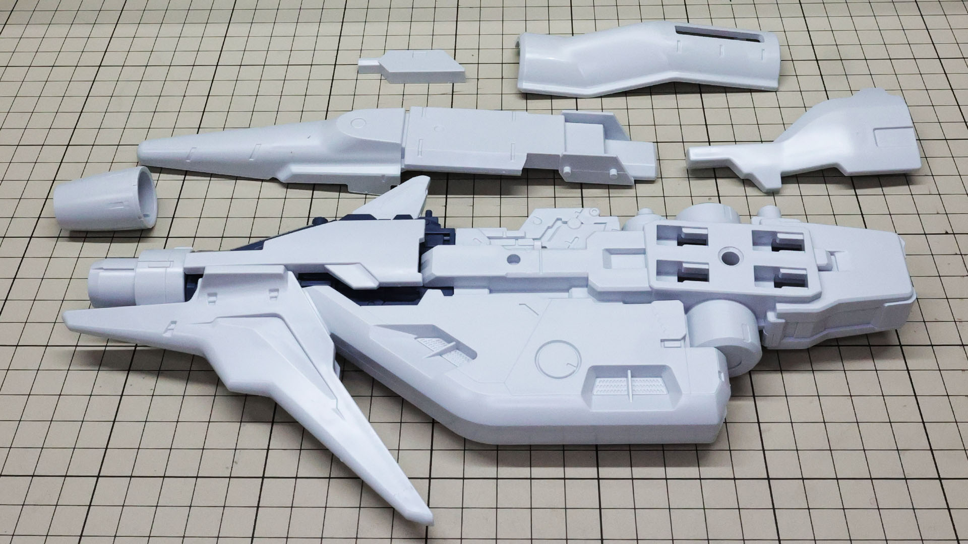 さらに装甲を組み付けます。それぞれが各パーツをロックするようにもなっていて剛性を上げています