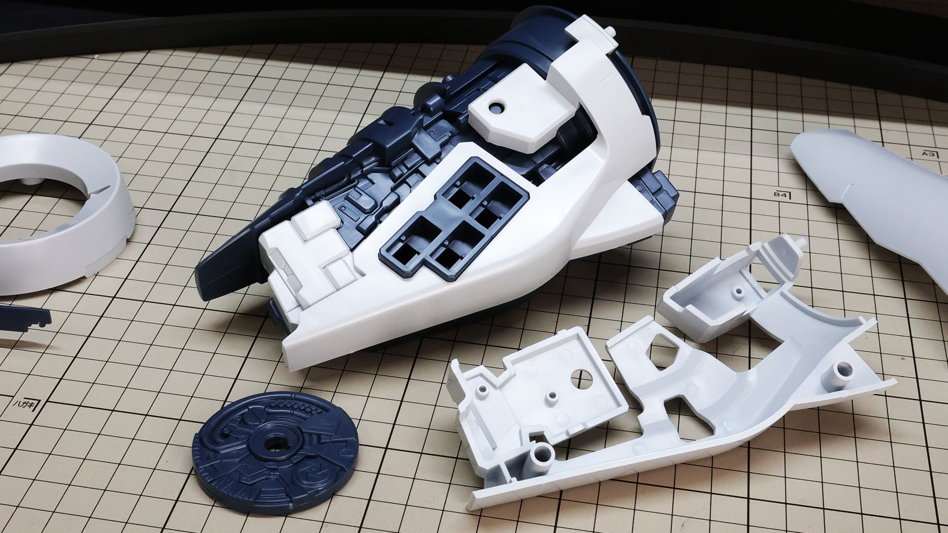 構造は単純で、張り合わせたメカフレームに装甲をかぶせていく形です